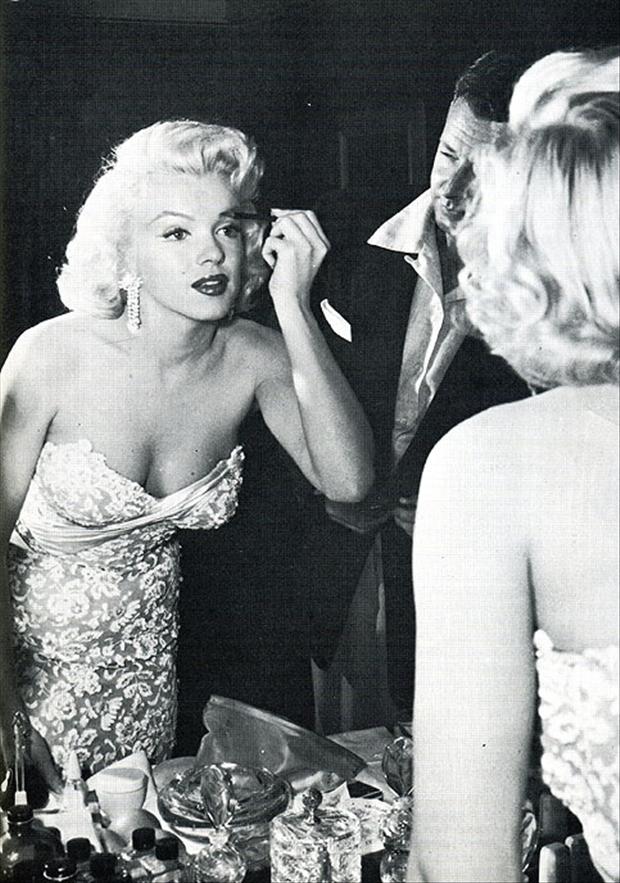 Marilyn Monroe Putting On Makeup Poster Saubhaya Makeup 9154